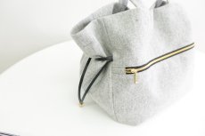 画像4: Sacchetto（サケット）コクーンシルエットのドローストリングバッグ/巾着トートバッグ【2サイズ展開】 (4)